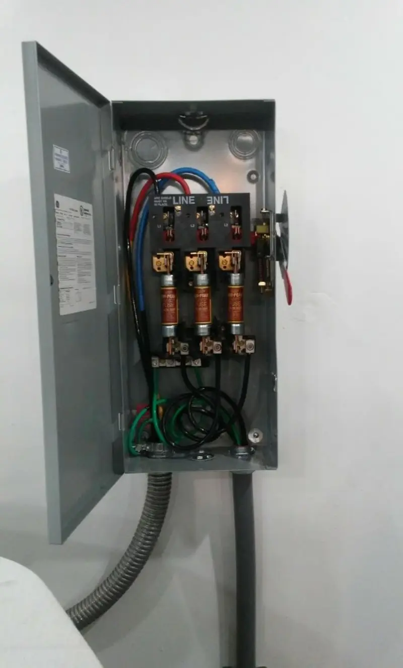 Three-phase disconnect switch installed for Smoke Detector Installation in Lynn Haven